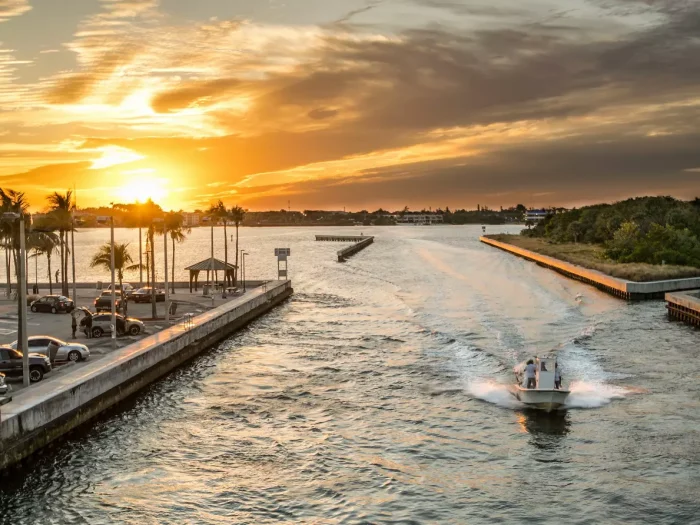 Traveling to Florida: How to Save on Flights, Hotels, and Attractions 4 Traveling to Florida How to Save on Flights, Hotels, and Attractions